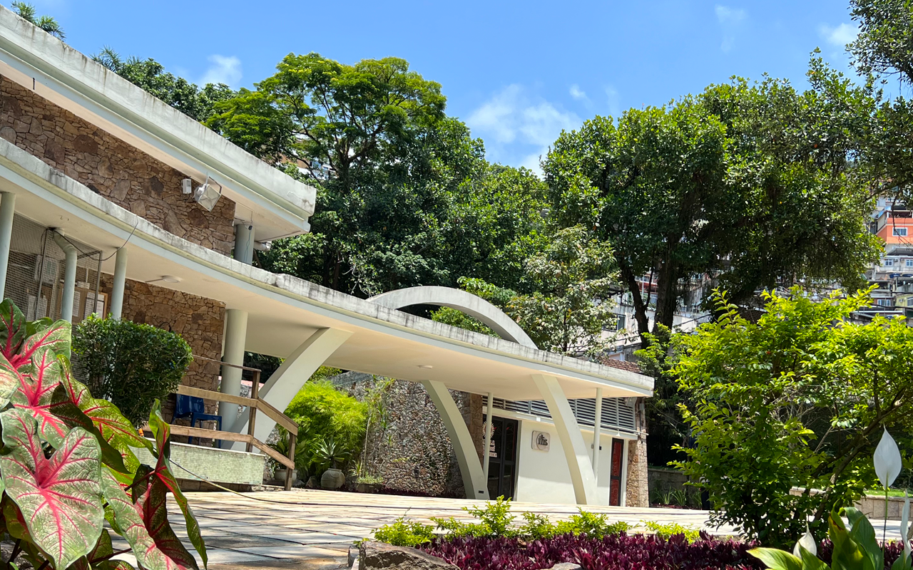 Imagem da fachada do Centro Loyola