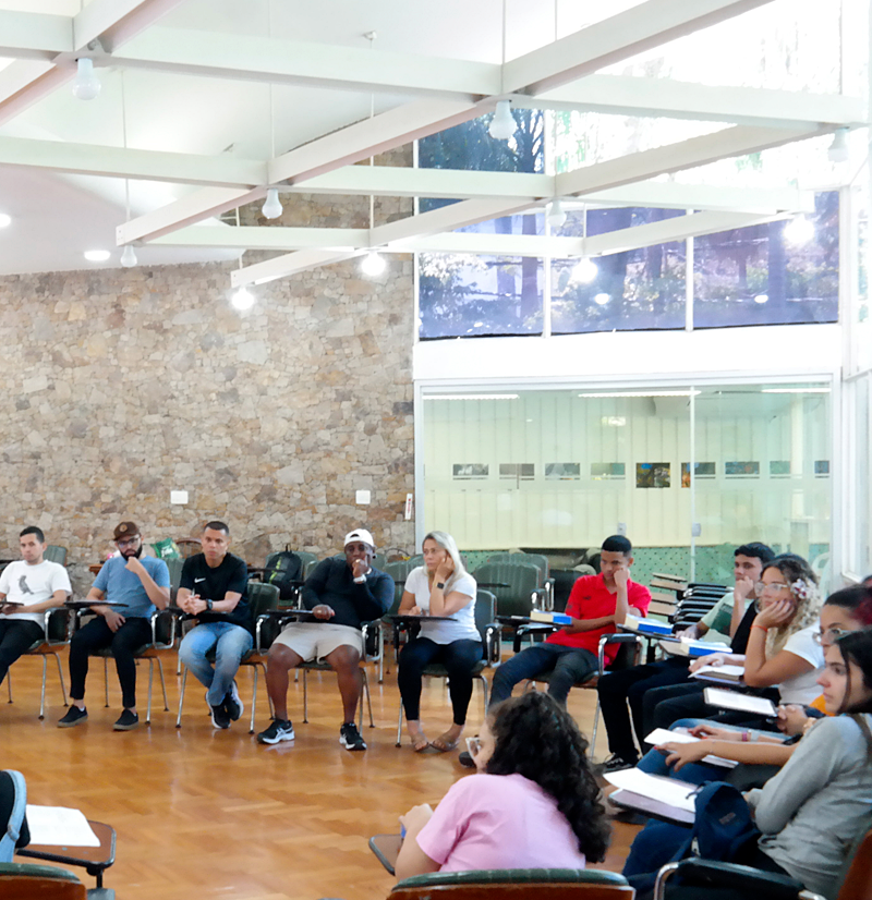 Foto de palestra n salão principal do Centro Loyola